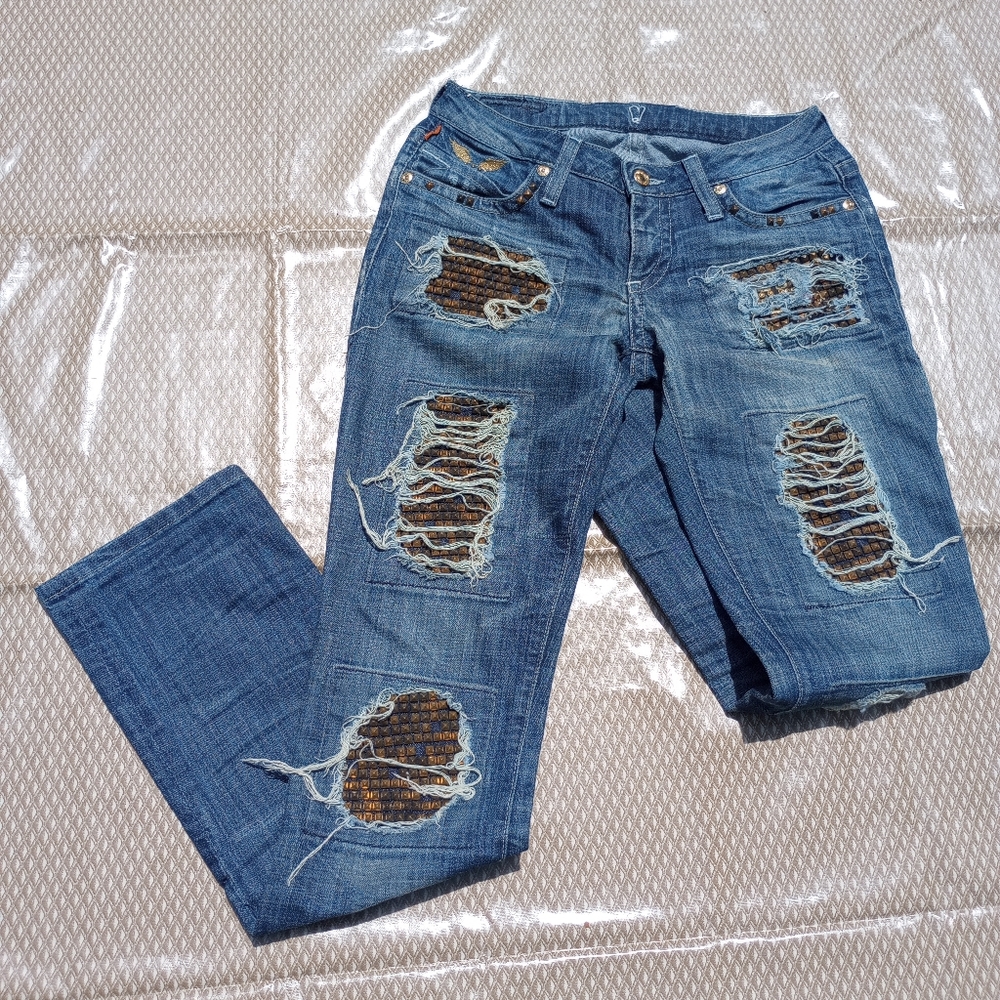 Robin’s Jean Distressed Denim jeans with metal studs. (Pre-loved)